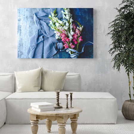 Obraz na plátně Zvířata Snapdragons na modré látce 40x30 cm